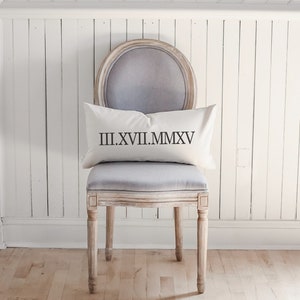 Almohada lumbar personalizada con números romanos: conmemoración de fecha, decoración del hogar, boda, regalo de compromiso, regalo de inauguración de la casa, funda de cojín