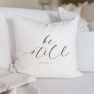 Cojín decorativo "Quédate quieto" - Cristiano, caligrafía con versículos bíblicos, decoración del hogar, regalo de boda, regalo de compromiso, regalo de inauguración de la casa, funda de cojín
