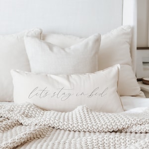 Almohada lumbar - Let's Stay In Bed - Estilo rústico vintage, hecha a mano en EE. UU., 100 % algodón orgánico, decoración caligráfica para el hogar, regalo de inauguración.