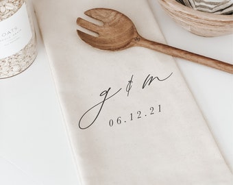 Küchenhandtuch - Personalisierte Zwei Initialen und Datum - Hergestellt in den USA, Einweihungsgeschenk, Hochzeitsgeschenk, Küchendekor, Kalligraphie Design