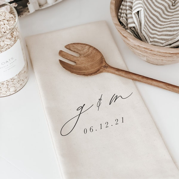 Toalla de cocina - Dos iniciales y fecha personalizadas - Hecho en los EE.UU., regalo de bienvenida, favor de boda, decoración de cocina, diseño de caligrafía