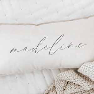 Almohada lumbar - Nombre caligráfico personalizado - Manta personalizada, decoración infantil, regalo para bebé recién nacido, 100 % algodón orgánico, hecha a mano en EE. UU.