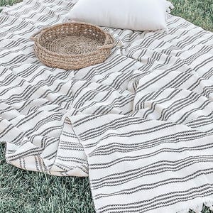 Oversized Picnic Blanket | Outdoor Picnic Essential, Neutral Home Decor, Housewarming Gift afbeelding 1