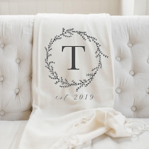 Jetés personnalisés - Initiale personnalisée en couronne | Cadeau de mariage, jetés personnalisés, couverture confortable pour la maison