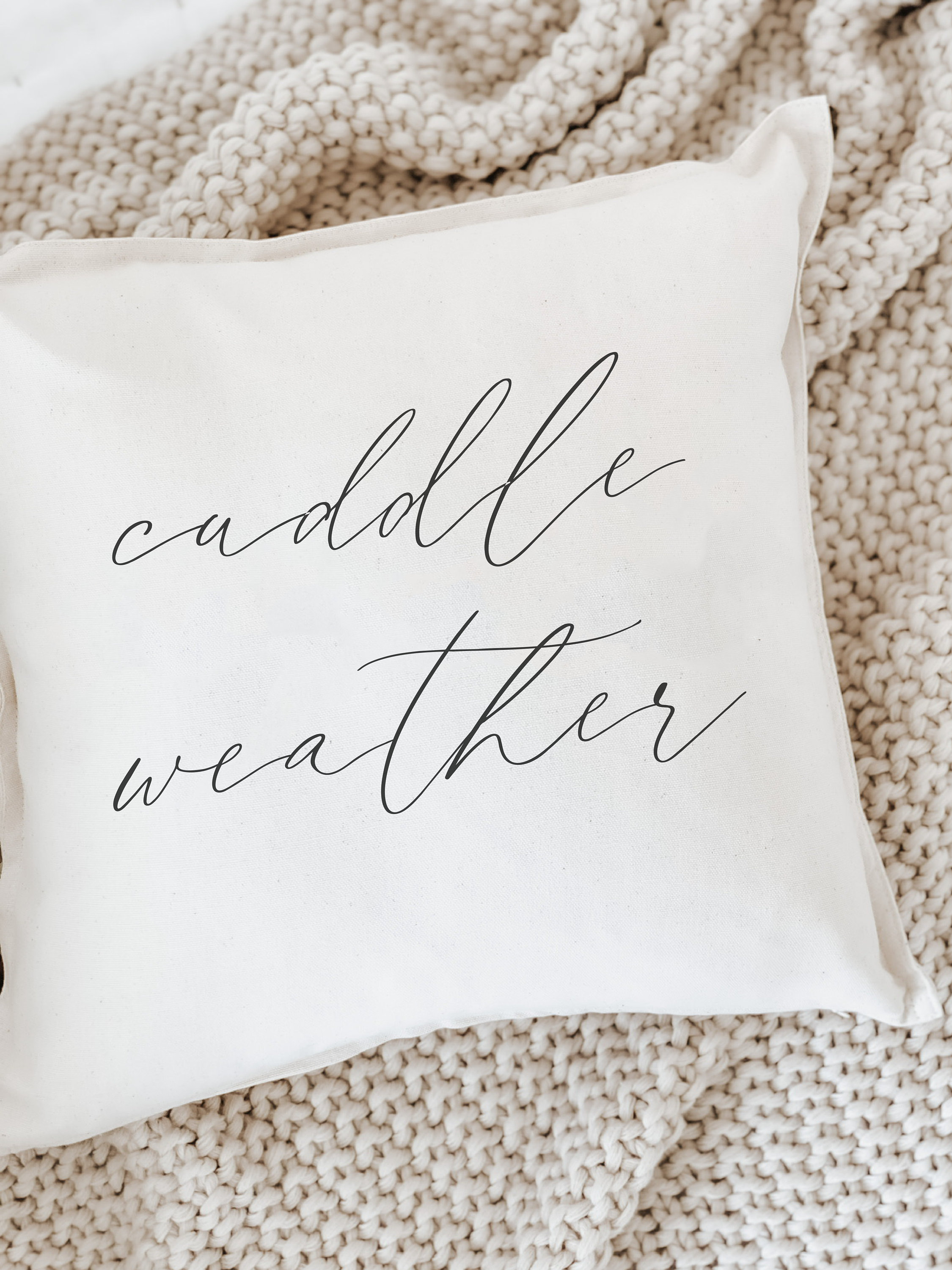 Throw Pillow - Câlin Weather Script, Outer Edge Seam, Calligraphie, Décoration Intérieure, Cadeau de