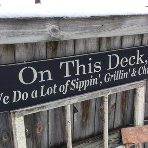 S 838 Handmade, Wood, Long Sign &quot;On This Deck We Do A Lot Of Sippin&#39;, Grillin&#39; & Chillin&#39;!&quot;, 44 x 7 1/2 x 3/4