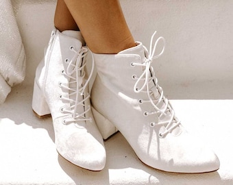 Ivory Velvet Wedding Boots, Enkellaarzen, trouwlaarzen, veterschoenen, winterbruiloft, fluwelen laarzen, witte laarzen, bruidslaarzen