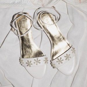 Low Heel Bridal Shoes, Pearl Flower sandals, Low wedding shoes, Low ivory shoes, ivory sandals for weddings, pearl flower shoes, low sandals