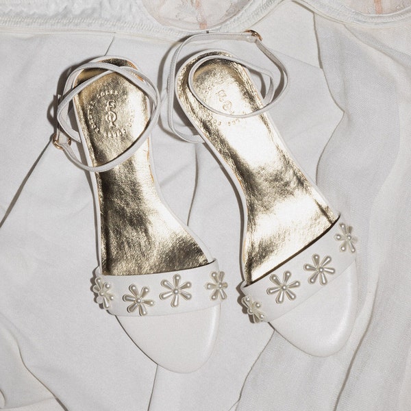 Scarpe da sposa con tacco basso, sandali con fiori di perle, scarpe da sposa basse, scarpe d'avorio basse, sandali d'avorio per matrimoni, scarpe con fiori di perle, sandali bassi
