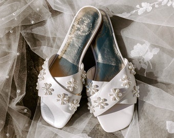 Wedding flat sandals, flat bridal shoes, pearl wedding flats, flower pearl slides, ivory slides, ivory wedding flats, sandals. FINAL SALE