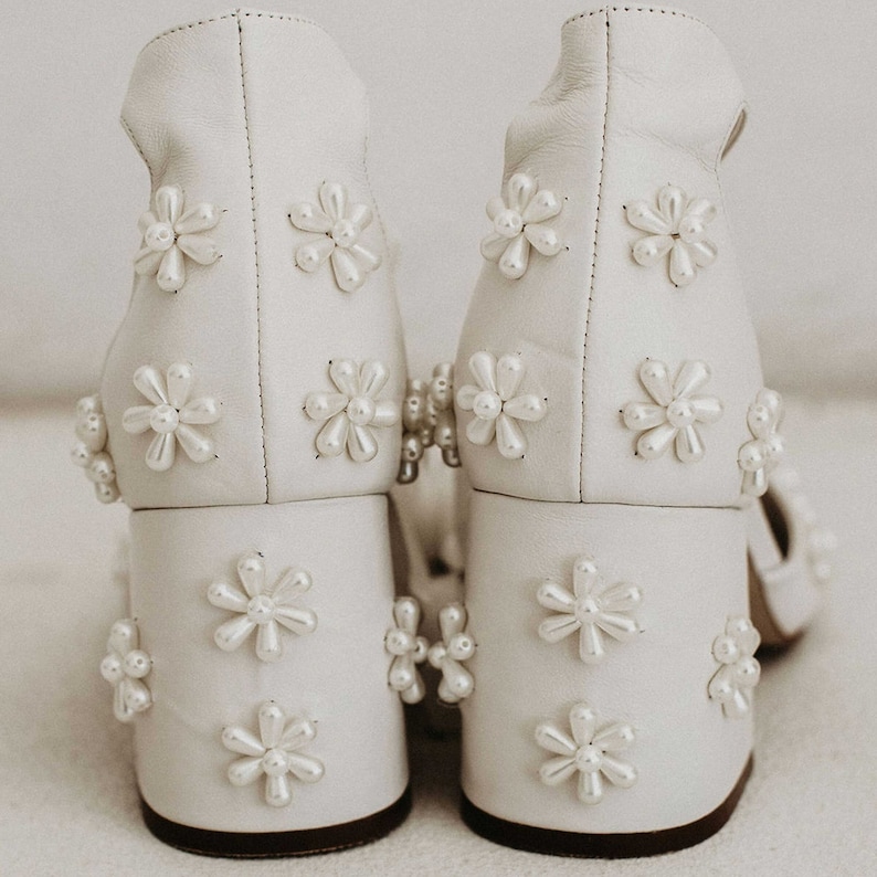 Perlen Blumen Brautschuhe, Low Block Heels, Perle Hochzeit Schuhe mit Band Krawatten, Perle Peep Toes, Perlen Perlen Schuhe, Elfenbein Hochzeit Heels Bild 7