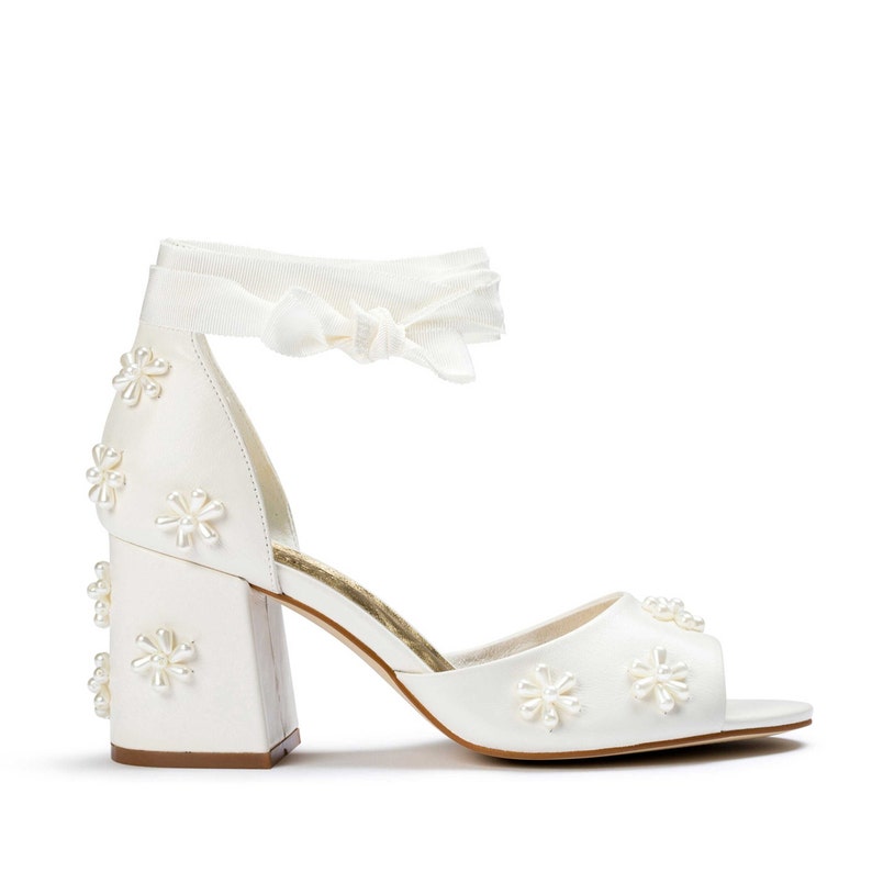 Perlen Blumen Brautschuhe, Low Block Heels, Perle Hochzeit Schuhe mit Band Krawatten, Perle Peep Toes, Perlen Perlen Schuhe, Elfenbein Hochzeit Heels Bild 8