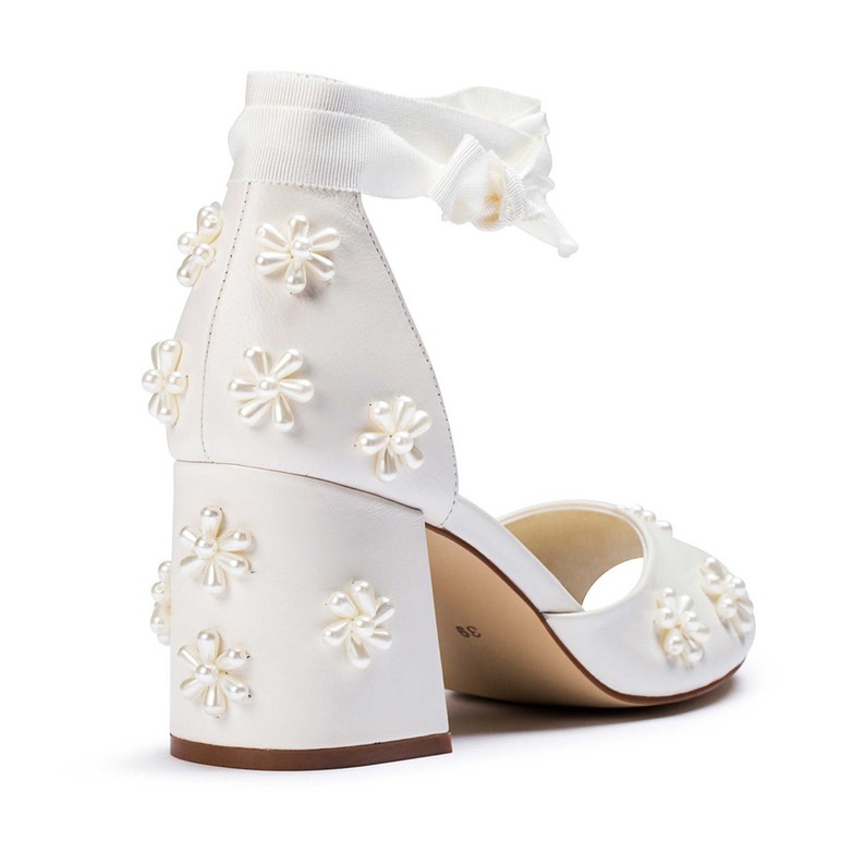 Perlen Blumen Brautschuhe, Low Block Heels, Perle Hochzeit Schuhe mit Band Krawatten, Perle Peep Toes, Perlen Perlen Schuhe, Elfenbein Hochzeit Heels Bild 9