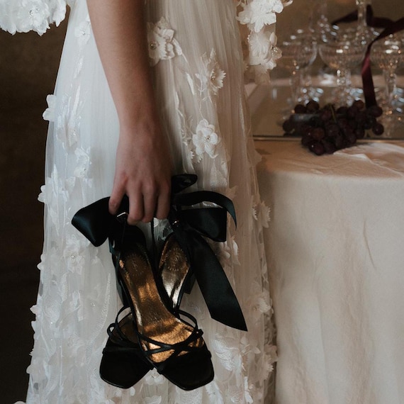 Sandalias de novia de cuero con tacón de bloque y lazo de satén