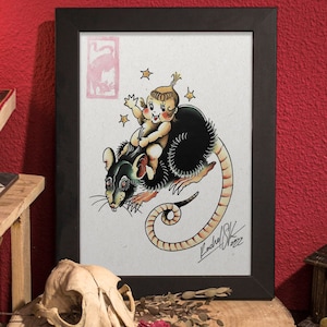 Può includere: Un'illustrazione incorniciata di un ratto nero con un bambino piccolo che cavalca sulla sua schiena. Il bambino indossa un vestito giallo e ha un'aureola di stelle sopra la testa. L'illustrazione è firmata "Rachel SK 2022".