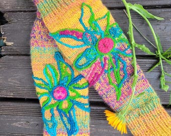 Calentadores de piernas tejidos a mano en amarillo, verde claro y rosa con flores bordadas.