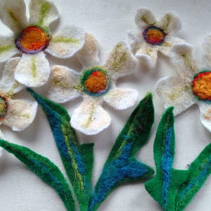 5 summer daisies in white felt with leaves for decorating, or crafting