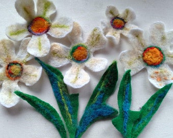 5 summer daisies in white felt with leaves for decorating, or crafting