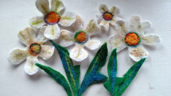 5 summer daisies in white felt with leaves for decorating, or crafting