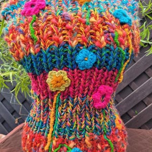 handgebreide dikke MOUWLOZE TRUI / rustiek handgebreid VEST, funky veelkleurig met gehaakte bloemen