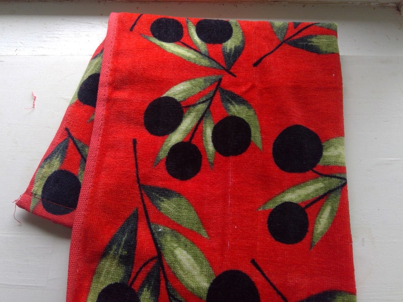kitchen towel/tea towel/dish towel in red with leaf pattern image 0