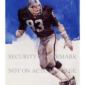 Peut inclure: Une peinture à l'aquarelle d'un joueur de football portant un uniforme noir et blanc avec le numéro 93 sur le devant. Le joueur porte un casque et est en position de course.