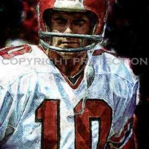 Può includere: Primo piano di un giocatore di football americano che indossa una maglia bianca con il numero 10 sul davanti. Indossa un casco rosso e nero con una maschera per il viso. Il giocatore ha un'espressione seria sul viso.