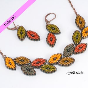 Può includere: Un set di gioielli in perline composto da una collana e orecchini. La collana e gli orecchini sono realizzati con piccole perline colorate in tonalità di arancione, giallo, verde e marrone. Le perline sono disposte a forma di foglia, creando un design delicato ed elegante. I gioielli sono realizzati con filo di rame e hanno un'estetica semplice e moderna. L'immagine include il testo "AjaBeads".