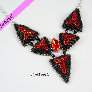 Op de afbeelding: Een zwarte en rode kralenketting met een geometrisch ontwerp. De ketting heeft vijf driehoekige vormen met een rood kristal in het midden. De ketting ligt op een witte achtergrond.