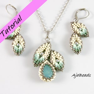 Puede incluir: Un conjunto de pendientes y un collar de cuentas con un colgante de piedra turquesa. Las joyas están hechas con cuentas blancas, verdes y plateadas. Los pendientes y el collar presentan un diseño de hoja. El collar tiene el texto "AjaBeads" en la parte inferior derecha.