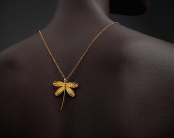 Collar con colgante de libélula esmaltada en plata de ley