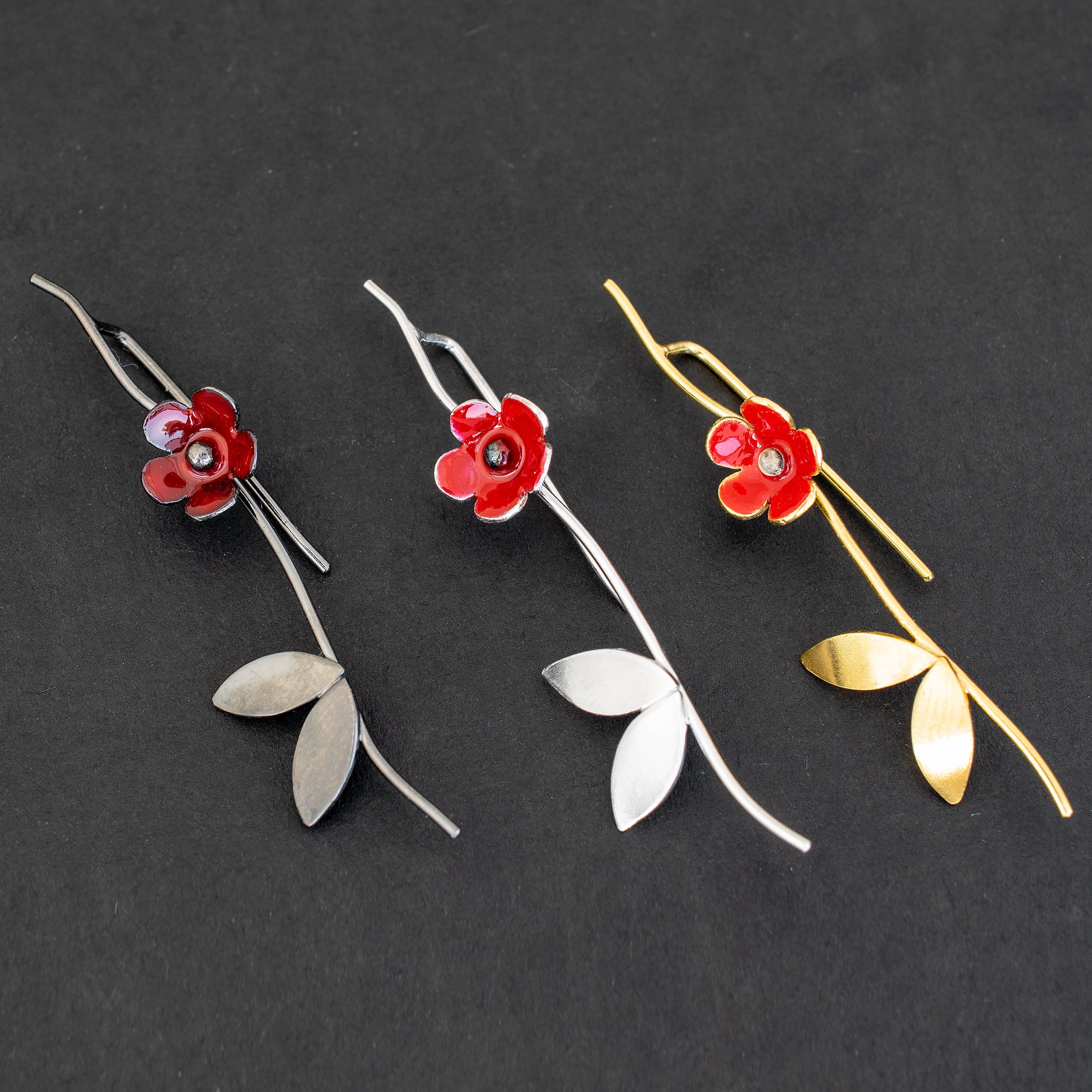 Orecchini a cerchio con fiore rosso in argento sterling: orecchini a cerchio con fiore - Italia