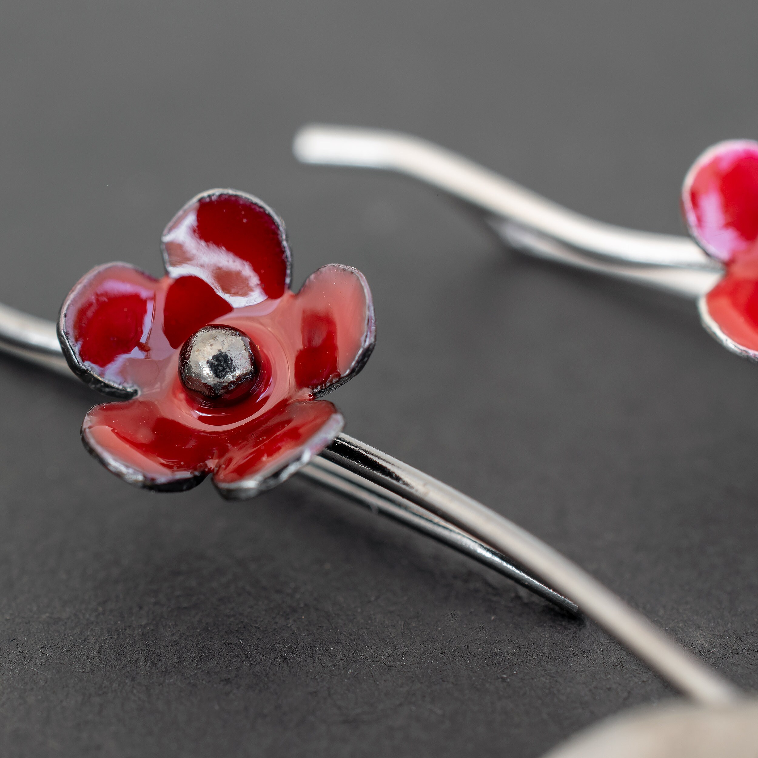 DAYLINLOVE Orecchini A Cuffia Cardinale Rosso In Argento 925 - Gioiello Ipoallergenico Con Fiore, Regalo Per Donna