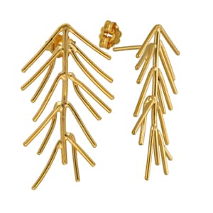 Könnte beinhalten: Ein Paar goldfarbene Ohrringe mit einem zarten, astförmigen Design. Die Ohrringe sind lang und hängen herunter, mit mehreren dünnen Ästen, die sich von einem zentralen Punkt aus erstrecken.
