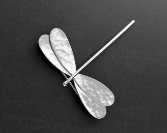 Broche de libélula de plata de ley martillada - Joyería de insectos hecha a mano