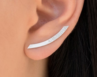 Pendientes trepadores de plata de ley: diseño minimalista martillado