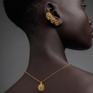 Orecchino a polsino con fiori / orecchino con dichiarazione floreale, piercing ipoallergenico, regalo unico per lei