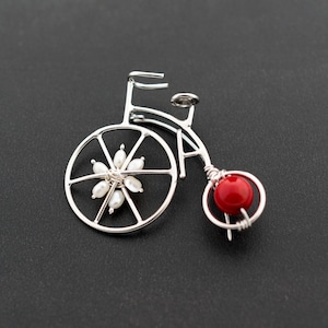 Sterlingzilveren vintage fietsbroche met parels en koraal