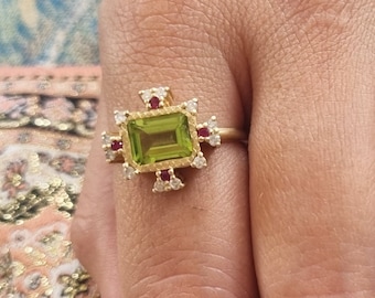 Anillo de compromiso con diamantes, rubíes y peridotos en racimo