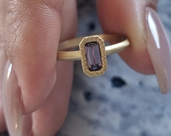 Delicato anello solitario con spinello viola in oro 14k/18k