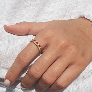 Anello con rubino, champagne e diamanti: fascia impilabile in oro massiccio 14k e 18k.
