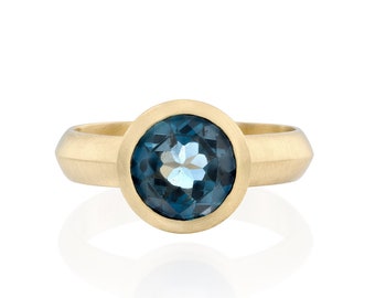 Modern Bezel Set Blue Topaz Gold Ring (8mm)