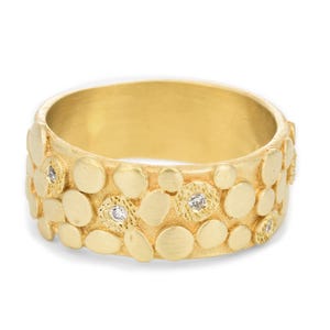 Artisan trouwring kiezelsteen - 14 kt goud met 5 diamanten - 6,1 mm breed