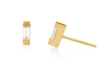 Aretes minimalistas de diamantes baguette dorados