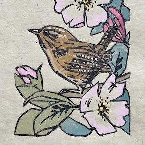 Grabado en linóleo de Wren in Roses / Arte de aves de jardín / Grabado en linóleo original impreso a mano