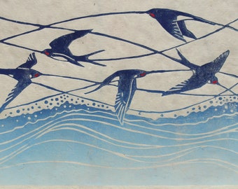 Stampa su linoleum di rondini / Rondini in volo / Stampa lino originale / Stampata a mano / Onde della riva del mare / Stampa di uccelli