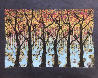 Forêt de chênes sur fond bleu : linogravure et impression monochrome, oiseaux dans les arbres, lieux magiques, art du paysage