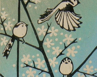 Impression linogravure seins longue queue sur prunellier | Impression originale en relief d'oiseaux | Fleur | Oiseaux mignons