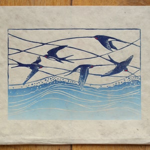 Linogravure Hirondelles Hirondelles en vol Impression Lino originale Imprimé à la main Vagues du bord de mer Imprimé oiseau image 2