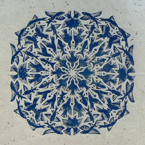 Impression linogravure originale oiseaux plongeurs et poissons volants : mandala d'art populaire bleu